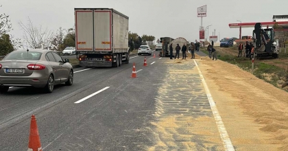 MANİSA’DA TIR DEVRİLDİ, YEMLER YOLA SAVRULDU