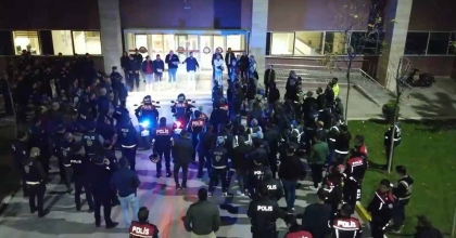 MANİSA EMNİYETİNDEN YAKALAMA KARARI BULUNAN ŞAHISLARA OPERASYON: 46 GÖZALTI