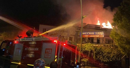 MARMARİS'TE KORKUTAN YANGIN: GECEYİ ALEVLER AYDINLATTI 