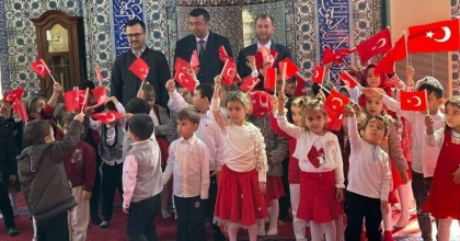 MİNİK YÜREKLER ŞEHİTLERİMİZ İÇİN DUA ETTİ