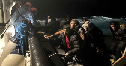 ÖLÜMLE BURUN BURUNA UMUT YOLCULUĞU: 324 GÖÇMEN KARAYA ÇIKARTILDI  