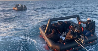 SAL VE LASTİK BOTLARDA CAN PAZARI: İZMİR AÇIKLARINDA 96 GÖÇMEN KURTARILDI  