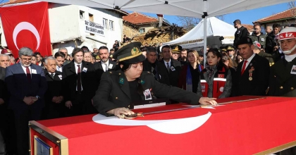 ŞEHİDİN KIZ KARDEŞİ AĞABEYİNİ MERASİM KILICI İLE UĞURLADI  