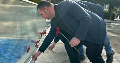 ŞEHİTLER İÇİN KARANFİL BIRAKTI