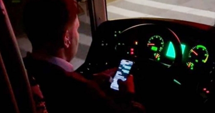 SEYİR HALİNDE CEP TELEFONU İLE MESAJLAŞAN ŞOFÖRE PARA CEZASI  