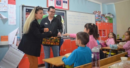 SOKAKTAN TOPLADILAR, ÖĞRENCİLERE DAĞITTILAR  