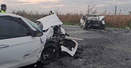 SÖKE'DE OTOMOBİLLER KAFA KAFAYA ÇARPIŞTI: 2 YARALI  