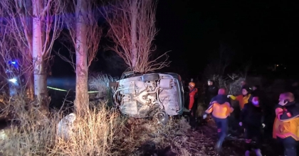 TAKLA ATAN OTOMOBİLDE 1 KİŞİ ÖLDÜ, 2 KİŞİ YARALANDI  