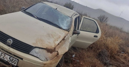 TAKLA ATAN OTOMOBİLDE 2 KİŞİ YARALANDI  