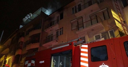 UŞAK’TA 3 KATLI BİNADA ÇIKAN YANGIN KORKUTTU
