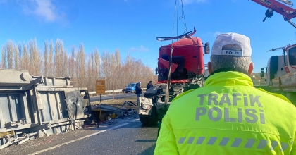 UŞAK’TA DEVRİLEN TIRIN SÜRÜCÜSÜ HAYATINI KAYBETTİ