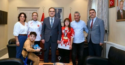 VALİ AKBIYIK, ŞAMPİYON ELİF’E ALTIN HEDİYE ETTİ  