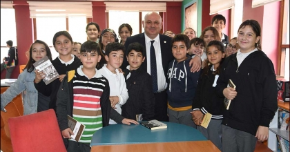 İKİ OKULA KİTAP DESTEĞİ