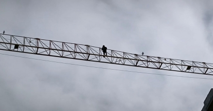 50 METRELİK VİNCİN ÜZERİNE ÇIKIP İNTİHARA KALKIŞTI