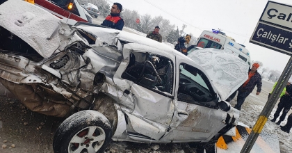 AFYONKARAHİSAR’DA TRAFİK KAZASI: 5 YARALI