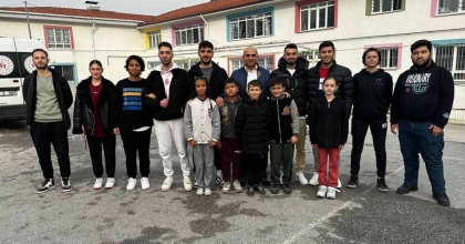 AĞABEYLERİ MİNİK ÖĞRENCİLER İÇİN BAĞIŞ TOPLADI