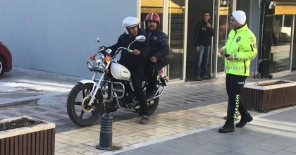 ALİAĞA'DA YAYA YOLUNU KULLANAN MOTOSİKLETLİLERE CEZA