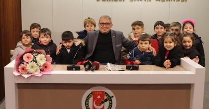 ANAOKULU ÖĞRENCİLERİNDEN GAZETECİLERE SÜRPRİZ