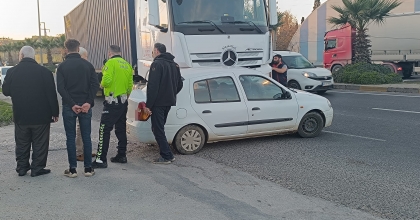 TIRIN ALTINDA 50 METRE SÜRÜKLENEN ARAÇTAN BURNU BİLE KANAMADAN ÇIKTI