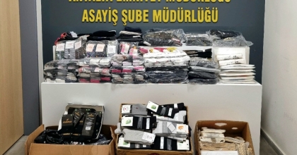 PARK HALİNDEKİ KAMYONETLERDEN HIRSIZLIK YAPTI