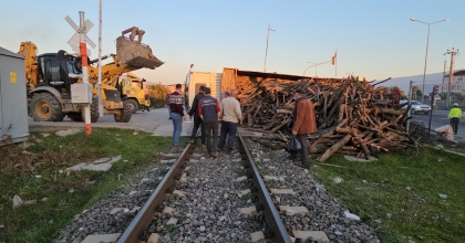 HEMZEMİN GEÇİTTE KAMYON DEVRİLDİ