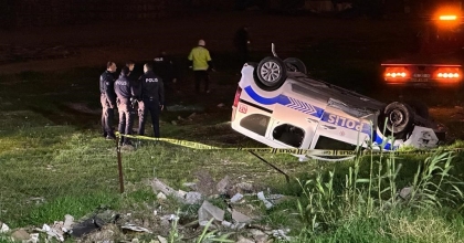 KÖPEĞE ÇARPAN POLİS ARACI ŞARAMPOLE UÇTU