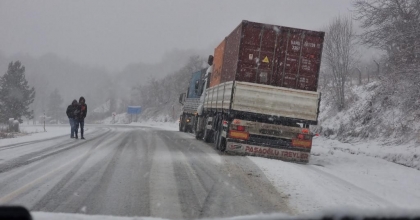 O GEÇİT YOĞUN KAR YAĞIŞI SEBEBİYLE TIRLARA KAPATILDI