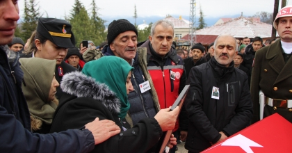 ŞEHİT BABASININ OĞLUNA VEDASI YÜREKLERİ DAĞLADI