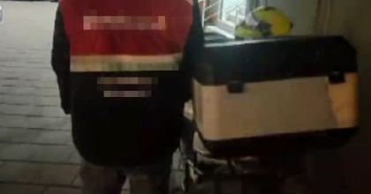 MOTOKURYE GÖRÜNÜMLÜ TORBACI YAKALANDI