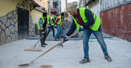 KUŞADASI BELEDİYESİ'NİN YOL MESAİSİ SÜRÜYOR