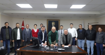 BAŞKAN AKIN PERSONELİN YÜZÜNÜ GÜLDÜRECEK İMZAYI ATTI