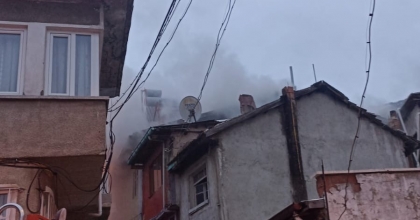 İKİ KATLI BİNANIN ÇATISINDA YANGIN