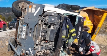 Antalya’da kum yüklü kamyon şarampole devrildi: 1 yaralı