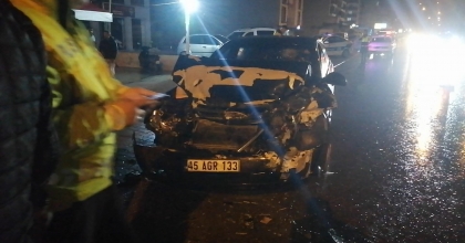 OTOMOBİLLE OTOBÜS ÇARPIŞTI: 3 YARALI