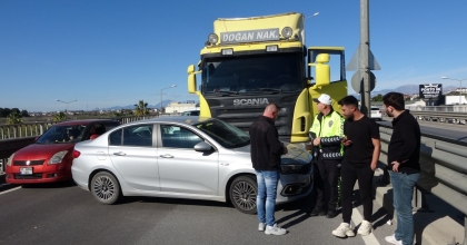 TIR ÇARPTIĞI OTOMOBİLİ ÖNÜNDE SÜRÜKLEDİ