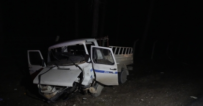OTOMOBİLLE KAMYONET KAFA KAFAYA ÇARPIŞTI: 1 ÖLÜ, 2 YARALI