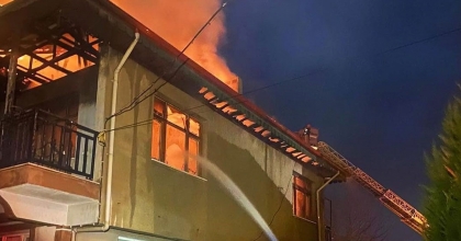 BACADAN ÇIKAN YANGIN EVİ KULLANILAMAZ HALE GETİRDİ