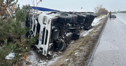 BİRA YÜKLÜ TIR REFÜJE DEVRİLDİ, 1 KİŞİ YARALANDI