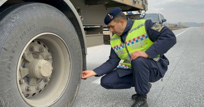 BOLVADİN’DE TİCARİ ARAÇLARA YÖNELİK KIŞ LASTİĞİ DENETİMİ  