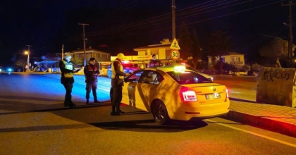 ÇEŞME'DE SON 1 HAFTADA ARANAN 56 KİŞİ YAKALANDI