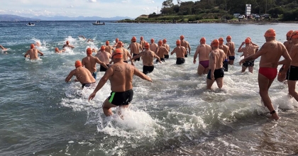 DATÇA’DA YÜZÜCÜLER ‘HER KULAÇ BİR FİDAN’ SLOGANI İLE KULAÇ ATTI