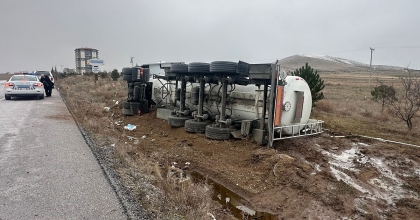 DEVRİLEN TANKERDE 28 TON YAĞ ZİYAN OLDU