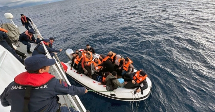 DÜZENSİZ GÖÇMENLERİ TAŞIYAN BOT ARIZALANDI, SAHİL GÜVENLİK KURTARDI