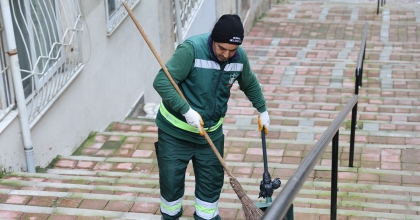 İÇİ PARA DOLU CÜZDAN BULDU, TEREDDÜT ETMEDEN SAHİBE ULAŞTIRDI