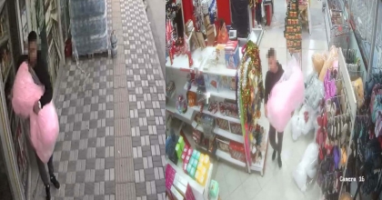 GİRDİĞİ MARKETTEN OYUNCAK AYIYI BÖYLE ÇALDI