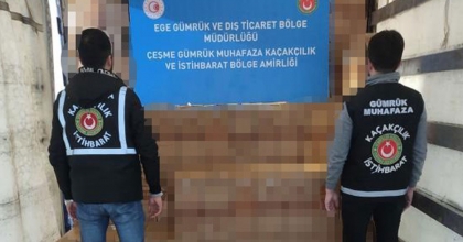 İTALYA’DAN ÇEŞME’YE GETİRİLEN TIRDA 1 MİLYON PAKET KAÇAK SİGARA ELE GEÇİRİLDİ