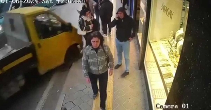 İZMİR’DE KAMYONET YAYALARA ÇARPIP İŞ YERİNE DALDI: 5 YARALI  