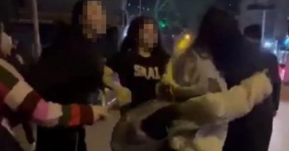 İZMİR’DE KIZ ÖĞRENCİLER KAVGA ETTİ, ARKADAŞLARI İZLEDİ