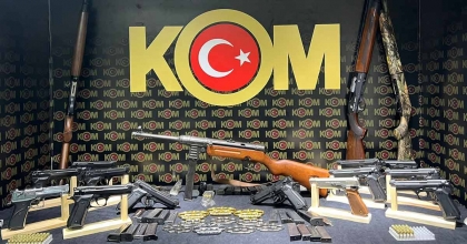 İZMİR'DE SİLAH TACİRLERİNE BASKIN: 5 GÖZALTI