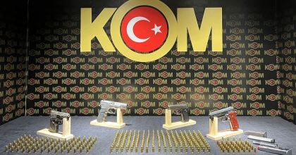 İZMİR'DE SİLAH TACİRLERİNE ŞOK BASKIN: 3 GÖZALTI